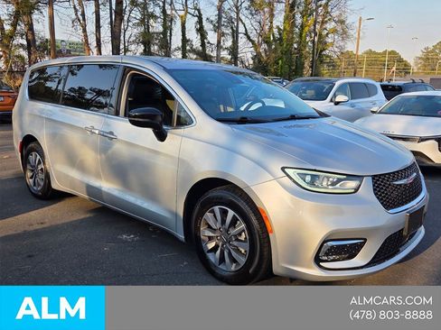 Used 2024 Chrysler Pacifica Limited FWD image 9
