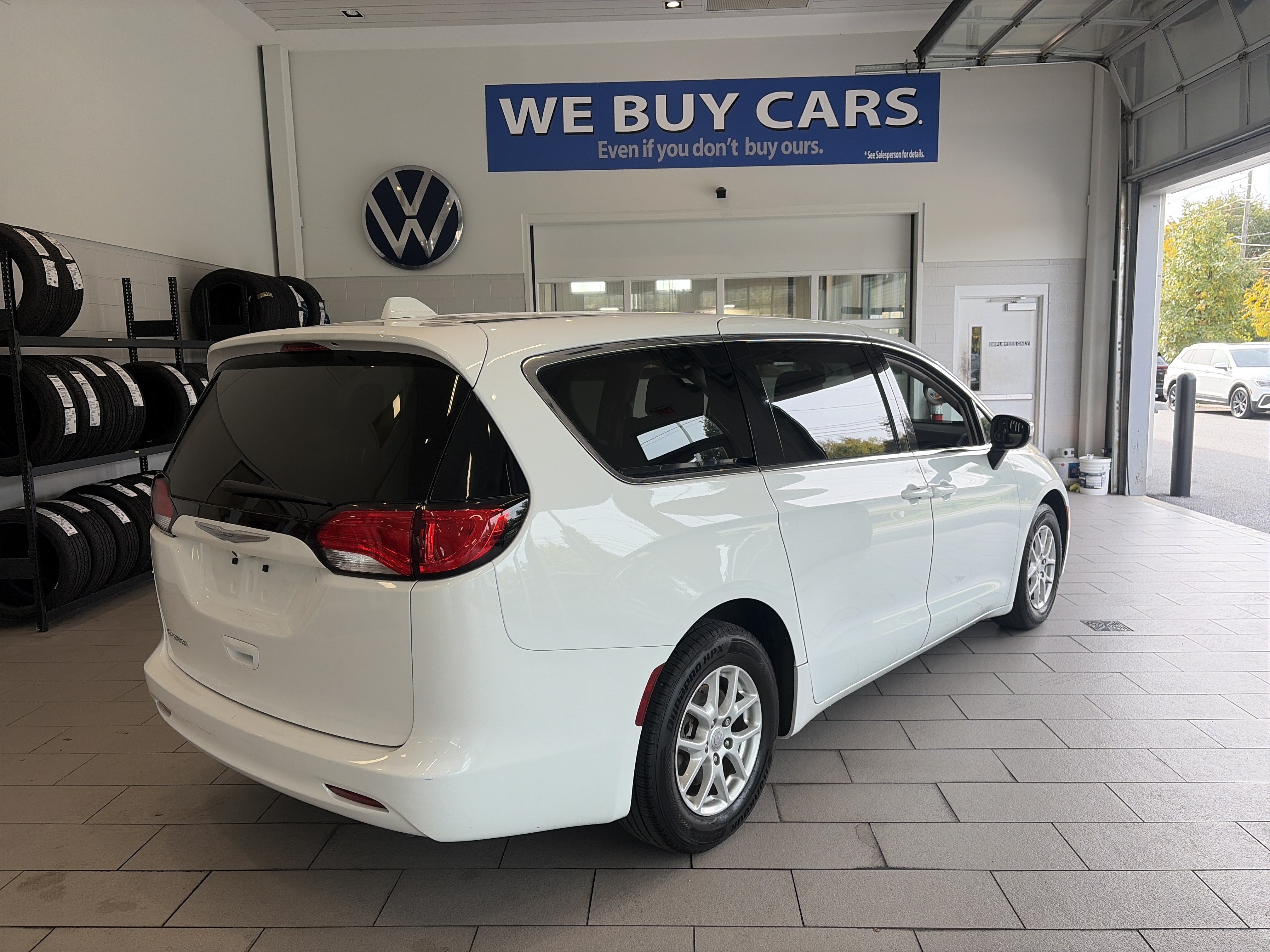 Used 2017 Chrysler Pacifica LX FWD image 4