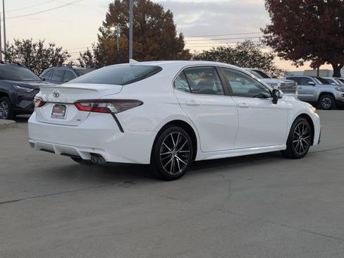 Used 2024 Toyota Camry SE image 6