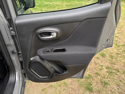 Used 2020 Jeep Renegade Latitude w/ Cold Weather Group AWD/4WD image 18