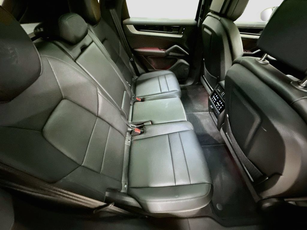 Certified 2025 Porsche Cayenne AWD/4WD image 28
