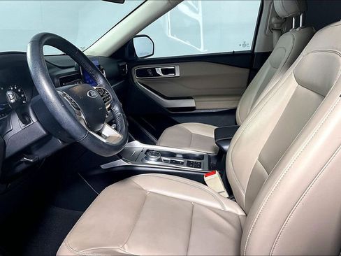 Used 2023 Ford Explorer XLT w/ Equipment Group 202A RWD image 13