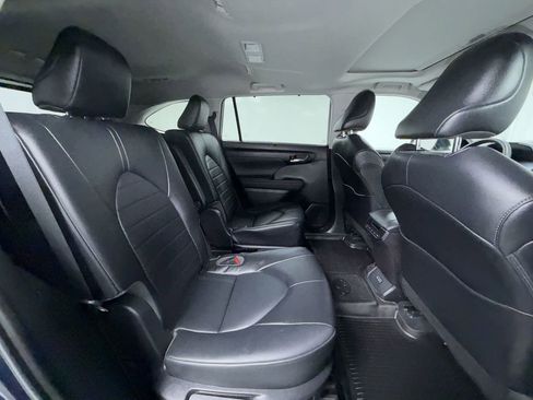 Used 2022 Toyota Highlander XLE AWD/4WD image 6