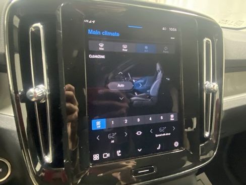 Used 2025 Volvo XC40 B5 Core image 25