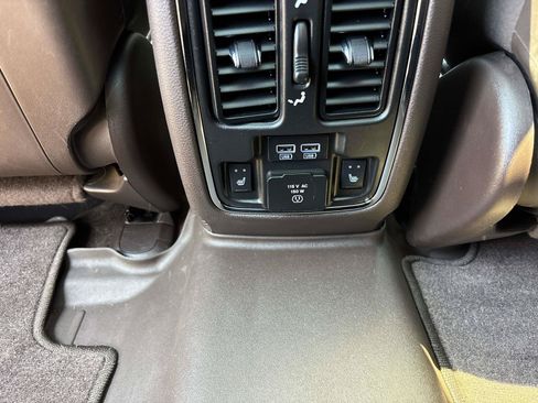 Used 2019 Jeep Grand Cherokee Overland AWD/4WD image 11