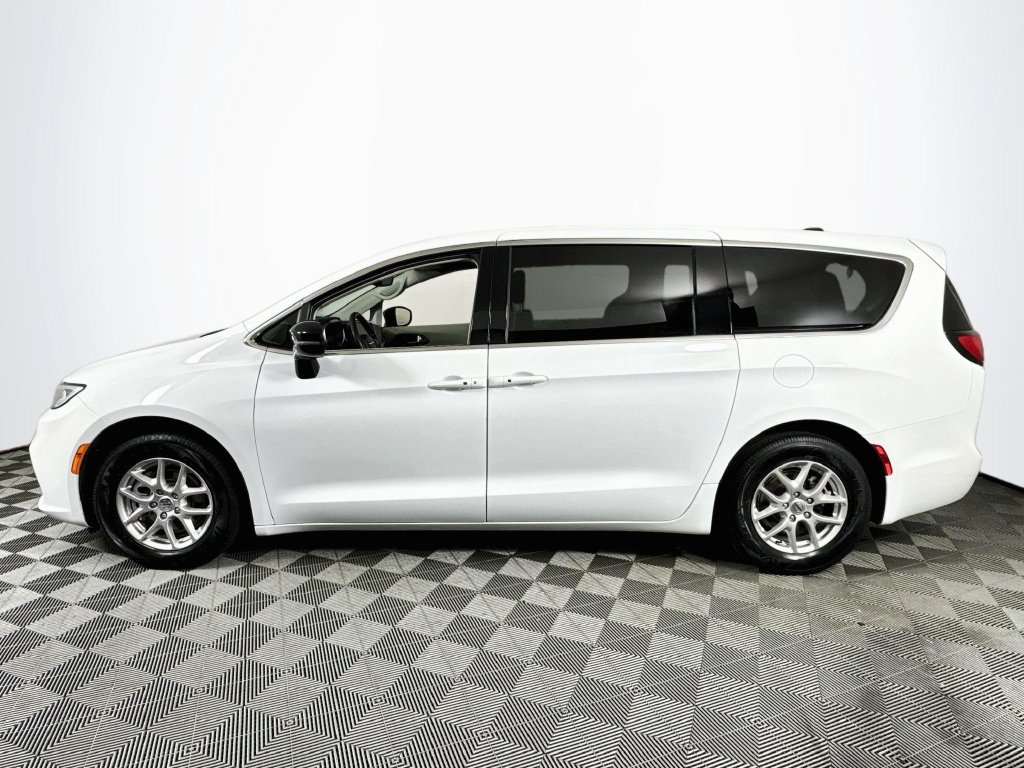 Used 2024 Chrysler Pacifica Touring-L FWD image 4