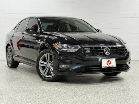 Used 2021 Volkswagen Jetta R-Line w/ R-Line Cold Weather Package FWD image 4