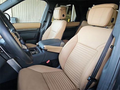 Used 2024 Land Rover Discovery Metropolitan Edition image 17