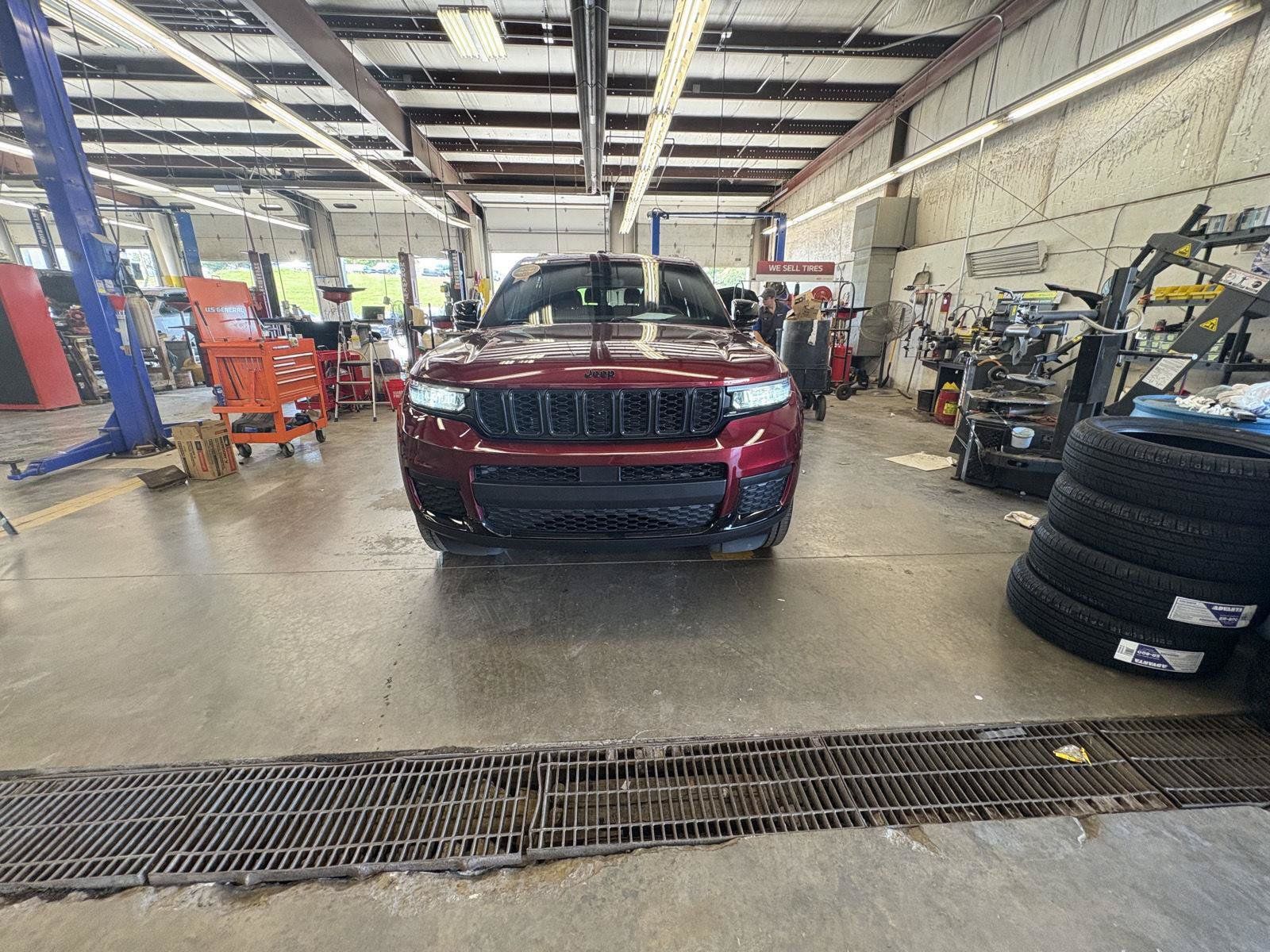 Used 2023 Jeep Grand Cherokee L Laredo AWD/4WD image 2
