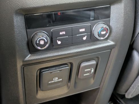 Used 2023 Chevrolet Traverse High Country image 16