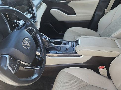Used 2021 Toyota Highlander Platinum AWD/4WD image 11