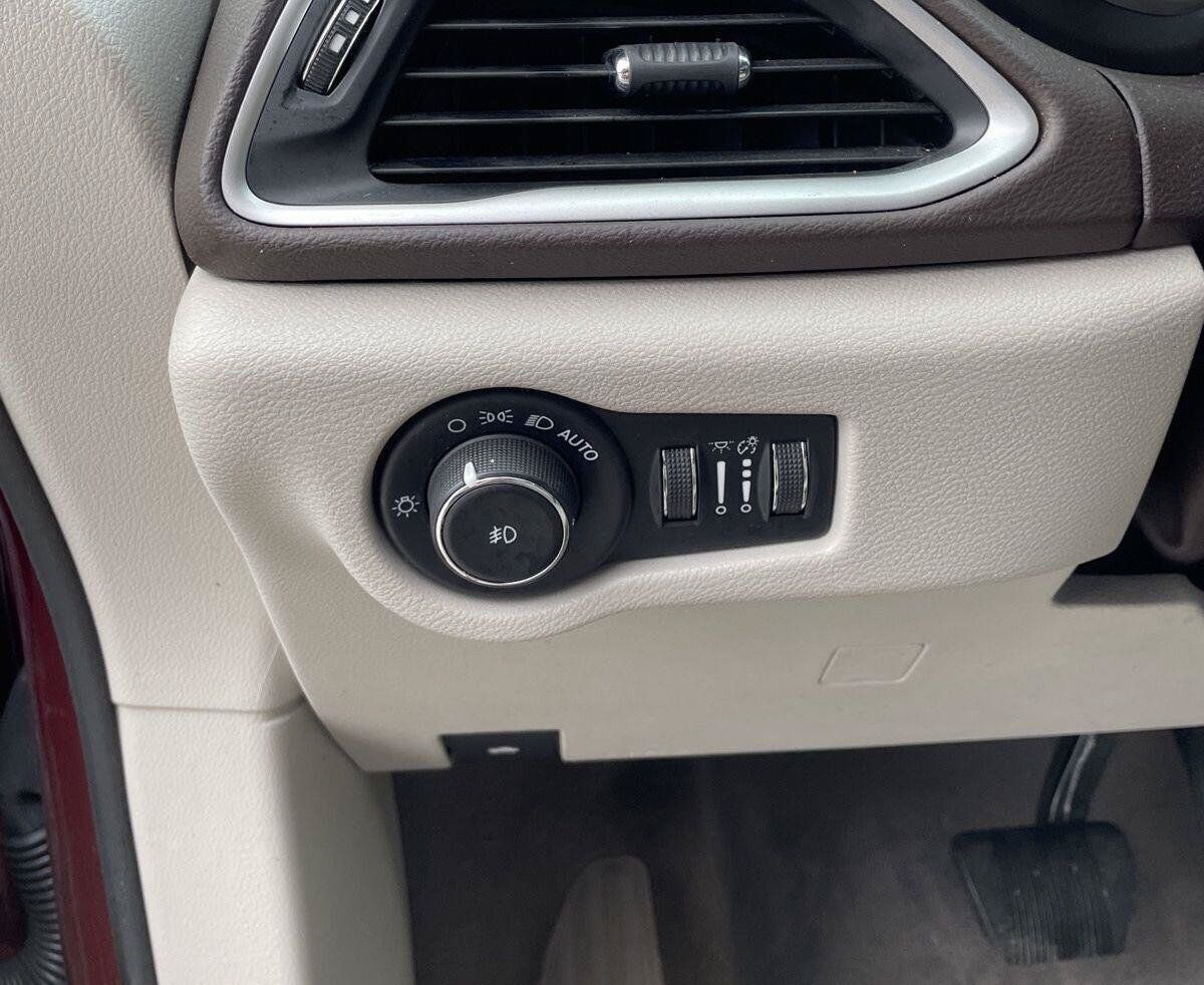 Used 2020 Chrysler Pacifica Touring-L FWD image 18