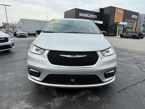 Used 2024 Chrysler Pacifica Touring-L FWD image 2