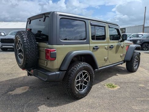 Used 2025 Jeep Wrangler Unlimited Rubicon w/ Convenience Group AWD/4WD image 4
