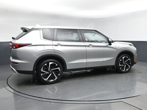 Used 2023 Mitsubishi Outlander SE image 3