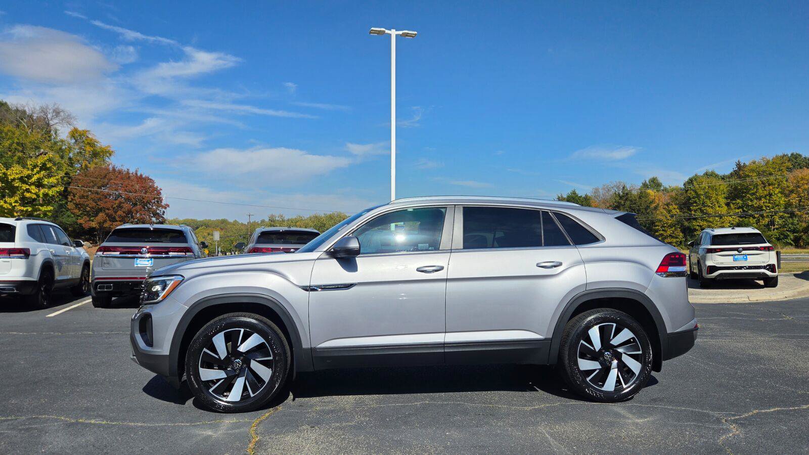 Used 2024 Volkswagen Atlas Cross Sport SE FWD image 2