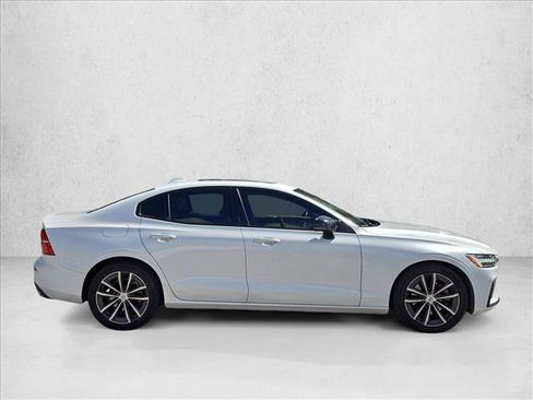 Used 2021 Volvo S60 T5 Momentum w/ Premium Package FWD image 4