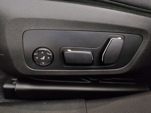 Used 2025 BMW 330i Sedan w/ Convenience Package image 13