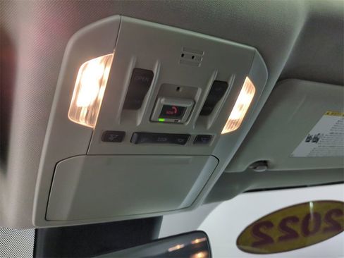 Used 2022 Toyota Highlander XLE image 25