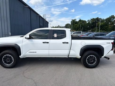 Used 2025 Toyota Tacoma TRD Off-Road AWD/4WD image 8