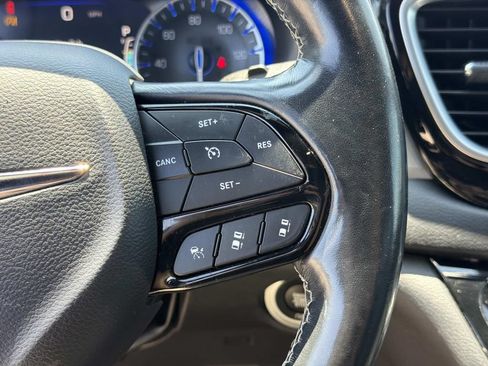 Used 2019 Chrysler Pacifica Touring-L w/ Advanced Safetytec Group FWD image 10