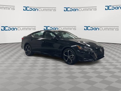 Used 2023 Nissan Altima 2.5 SR w/ SR Premium Package AWD/4WD image 2