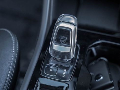 Certified 2025 Volvo XC40 B5 Ultra w/ Climate Package image 25