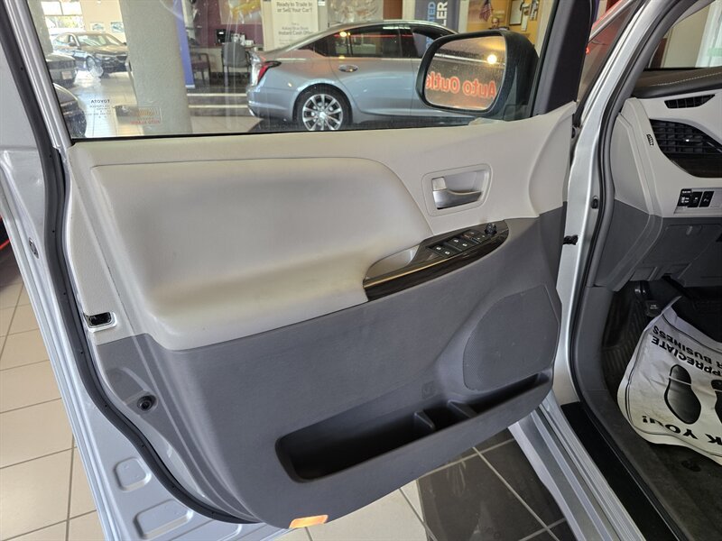 Used 2019 Toyota Sienna XLE w/ XLE Navigation Package FWD image 7