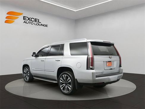 Used 2018 Cadillac Escalade Luxury image 3
