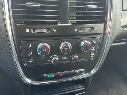 Used 2018 Dodge Grand Caravan SE FWD image 16