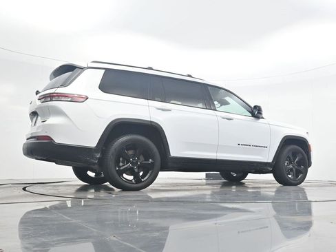 Used 2023 Jeep Grand Cherokee L Limited w/ Black Appearance Package AWD/4WD image 30