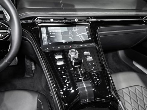 Used 2024 Aston Martin DB12 Coupe image 23