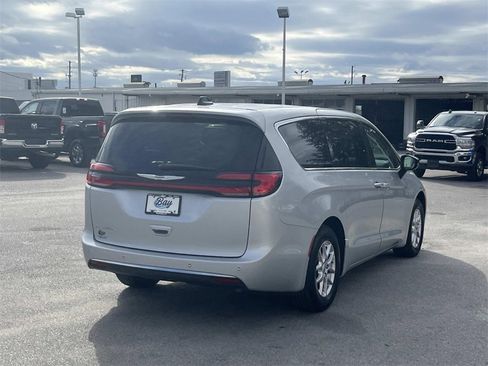 Used 2024 Chrysler Pacifica Touring-L image 5