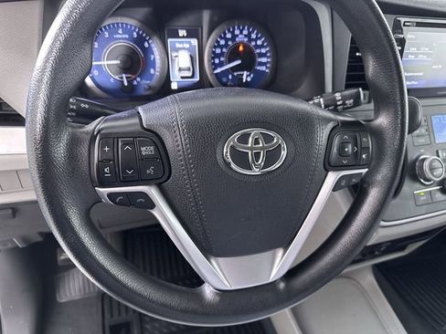 Used 2020 Toyota Sienna LE AWD/4WD image 11