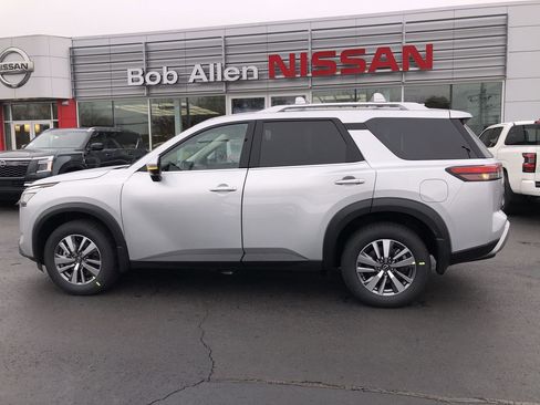 New 2025 Nissan Pathfinder SL image 11