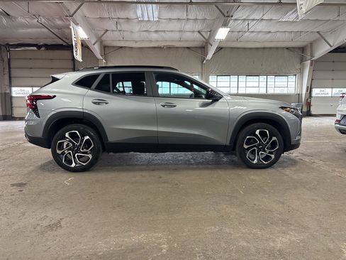 Certified 2025 Chevrolet Trax RS w/ Sunroof Package image 2