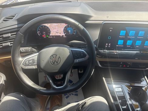 Used 2024 Volkswagen Atlas Cross Sport SEL R-Line AWD/4WD image 18