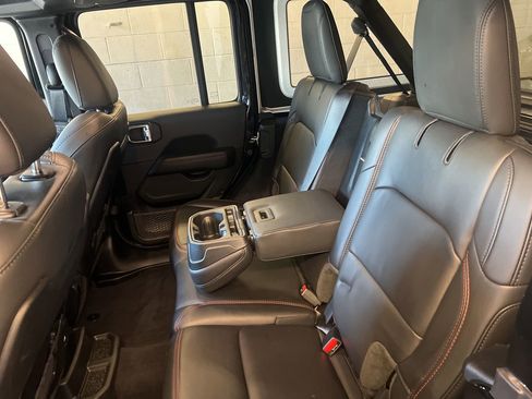 Used 2025 Jeep Wrangler Unlimited Rubicon AWD/4WD image 18