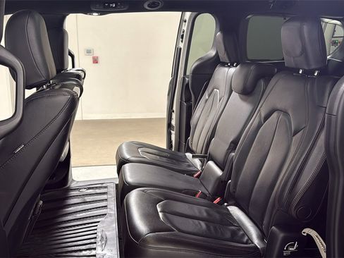 Used 2020 Chrysler Pacifica Touring-L image 15