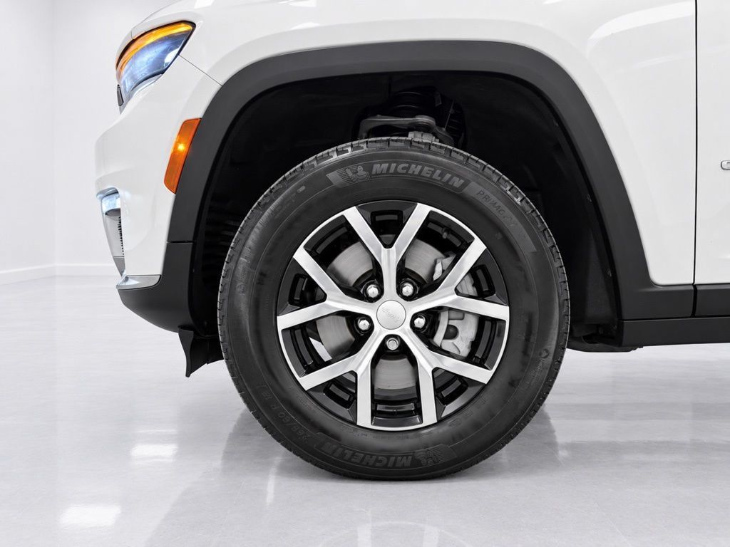Used 2023 Jeep Grand Cherokee L Limited AWD/4WD image 10