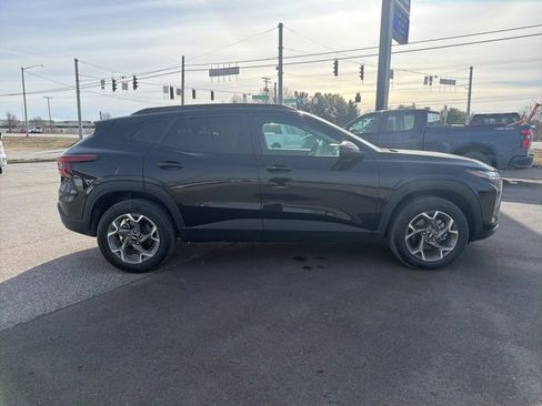 Used 2025 Chevrolet Trax LT w/ LT Convenience Package image 5