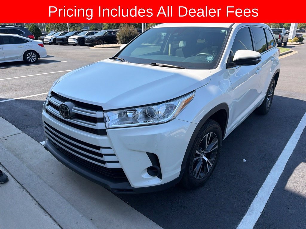 Used 2017 Toyota Highlander LE FWD image 1