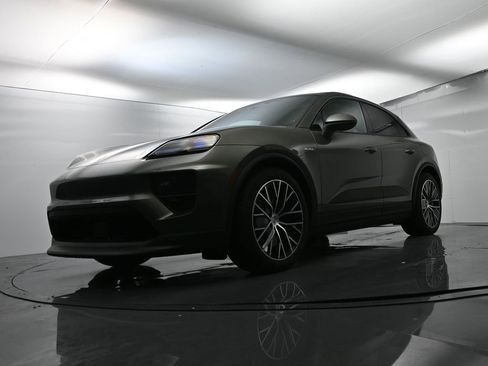 Certified 2025 Porsche Macan Electric image 43