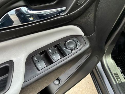 Used 2019 Chevrolet Equinox LT w/ Driver Convenience Package image 21