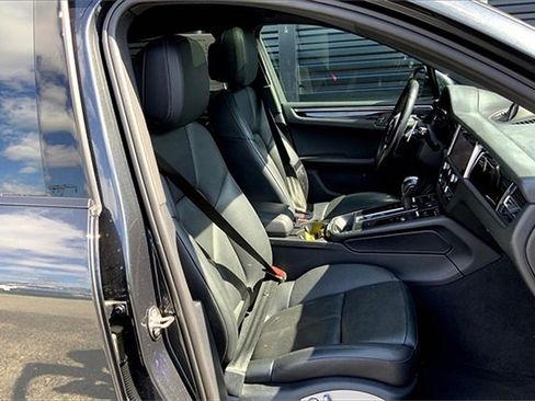 Used 2023 Porsche Macan image 25