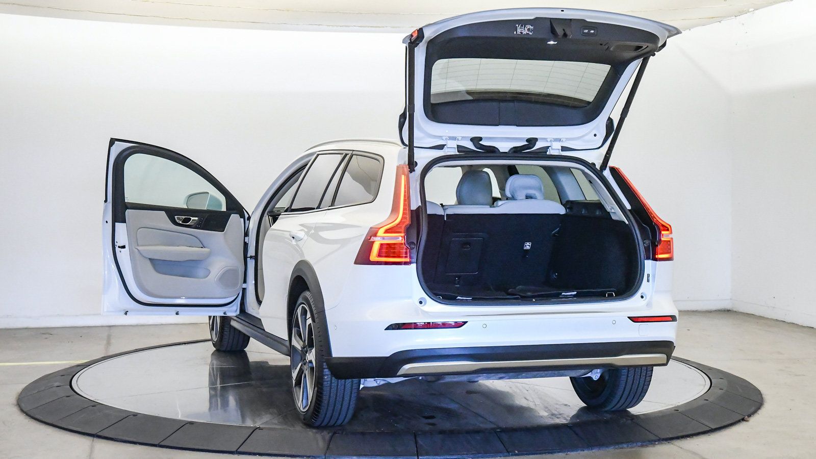 Certified 2025 Volvo V60 B5 Cross Country Plus AWD/4WD image 29