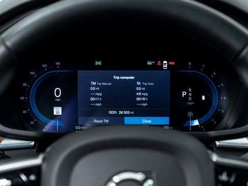 Certified 2023 Volvo XC60 B5 Plus w/ Climate Package image 18