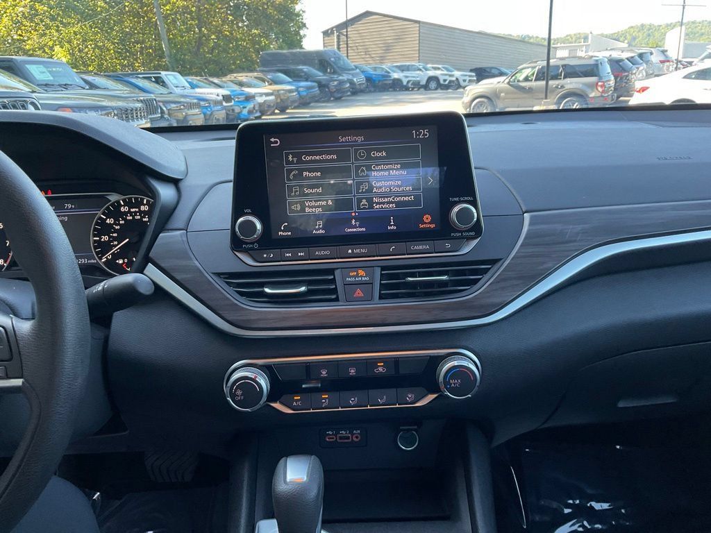 Used 2025 Nissan Altima 2.5 SV FWD image 16