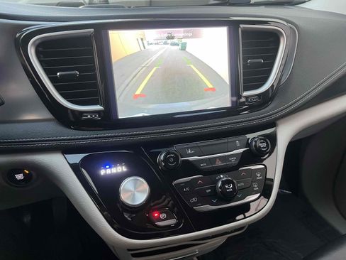 Used 2022 Chrysler Pacifica Touring-L image 9