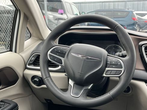 Used 2023 Chrysler Voyager LX image 29